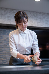 女性とキッチン