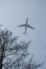 Ein vom Frankfurter Flughafen gestartetes Flugzeug ueberquert Ba