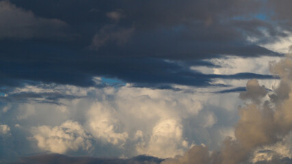 Texture de cumulonimbus aux traits saillants, dans un contexte de traîne active.  De nombreuses averses se succèdent