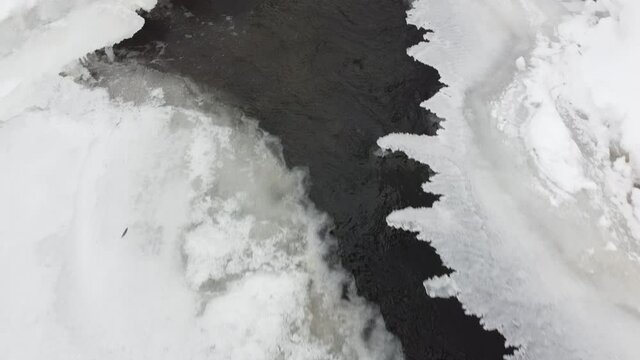 glaces sur une rivi&egrave;re en hiver