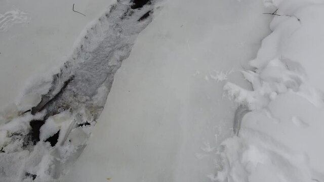glaces sur une rivi&egrave;re en hiver