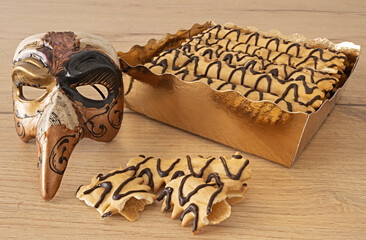 chiacchere al cioccolato biscotti di carnevale con maschera