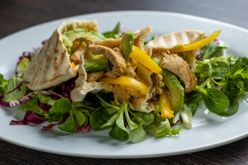 pita bread with chicken and salat