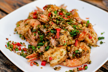 Stir fried shrimps with dried garlic and chili