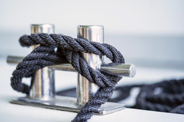 Seil mit Knoten befestigt an einer Klampe. Schifffahrt.