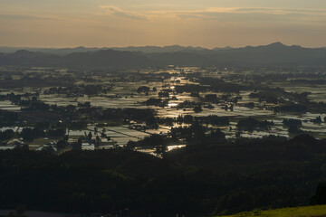 Fototapeta premium 初夏の夕暮れに仙北平野を望む