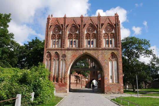 Stargarder Tor der mittelalterlichen Stadtmauer in Neubrandenburg im Stil der Backsteingotik