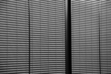 Raffstores - Rollladen an der Au&szlig;enfassade eines Neubaus