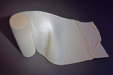 Elastische Binde zum Anlegen eines Kompressionsverbandes