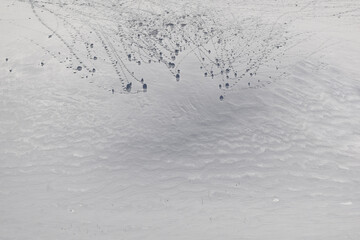 Schneebrocken rollen über beschneiten Abhang mit eisigen Strukturen, Hintergrund 