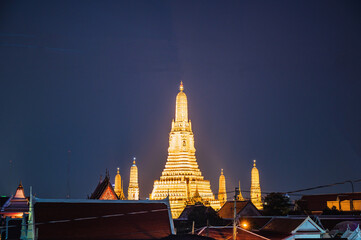 Naklejka premium Wat arun with roof top of the building in the night time.Wat Arun Ratchawararam Ratchawaramahawihan or Wat Arun is a Buddhist temple in Bangkok Yai district of Bangkok