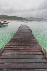 Obraz premium Wooden pier to the sea