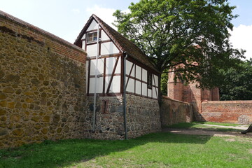 Wiekhaus am Friedl&auml;nder Tor Stadtmauer Neubrandenburg in Mecklenburg Backsteingotik