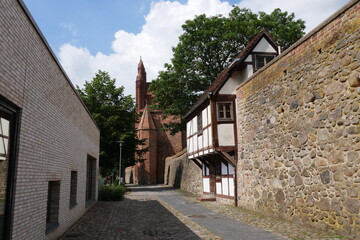 Fototapeta na wymiar Wiekhäuser bzw. Fachwerkhäuser an der Stadtmauer Neubrandenburg in Mecklenburg-Vorpommern