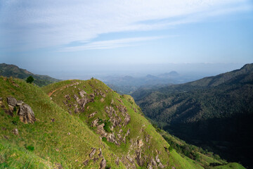 Fototapeta na wymiar Blick auf den Little Adam's Peak mit Wanderweg in Ella auf Sri Lanka