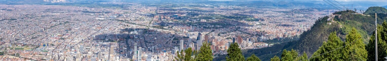 Fototapeta na wymiar Panorama sur Bogota et le Cerro de Monserrate depuis le Cerro de Guadalupe