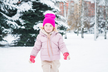 Fototapeta na wymiar Beautiful little girl portrait in winter