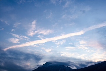 Fototapeta na wymiar Paysage de montagne en hiver avec un beau ciel en mouvement