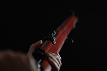 Naklejka premium ボルトアクションライフルを構える人物