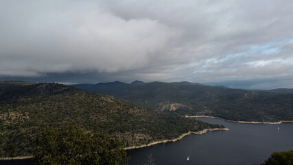 Jezioro krajobraz góry las niebo chmury © Piotr