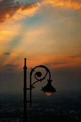 Obraz premium Top of silhouette retro street lamp on twilight sky.