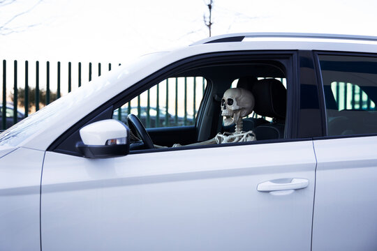Esqueleto conduciendo coche