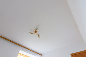 Plastered and white painted ceiling in the bedroom