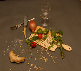 Végétales on wood board with cutlery ideas