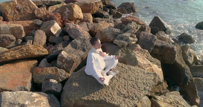 orbitando sobre mujer madura postura yoga sentada cara al sol