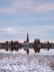 Blick über die Warnow auf die Hansestadt Rostock im Winter