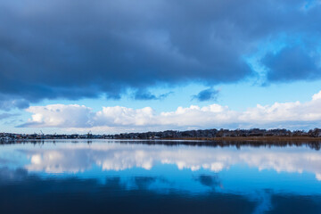 Fototapeta premium Blick über die Warnow auf die Hansestadt Rostock im Winter.