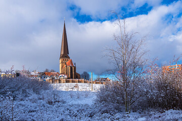 Blick auf die Petrikirche im Winter in der Hansestadt Rostock