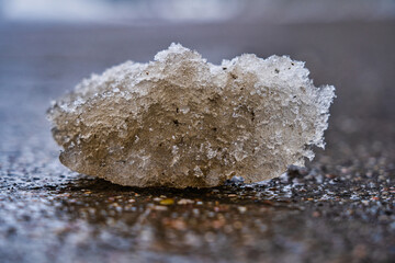 Schneereste bei Tauwetter