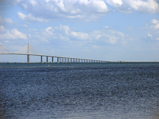 Die Sunshine Skyway Bridge ueber der Tampa Bay. Tampa Bay, Florida, USA 
The Sunshine Skyway Bridge over Tampa Bay. Tampa Bay, Florida, USA