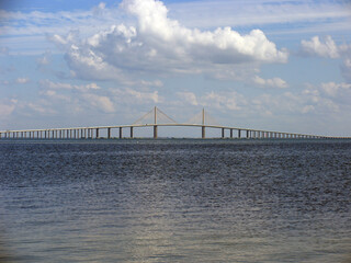 Die Sunshine Skyway Bridge ueber der Tampa Bay. Tampa Bay, Florida, USA 
The Sunshine Skyway Bridge over Tampa Bay. Tampa Bay, Florida, USA