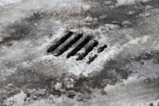 Gulli, Winter, Schnee, Stra&szlig;e, eisig, gefroren, Kanalisation