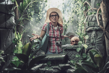 Funny tourist lost in the jungle - obrazy, fototapety, plakaty