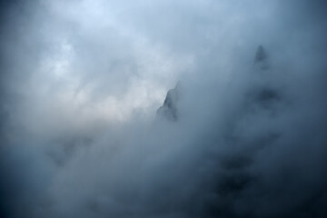 Mystische Wolkenstimmung mit Bergspitzen hinter Wolken 