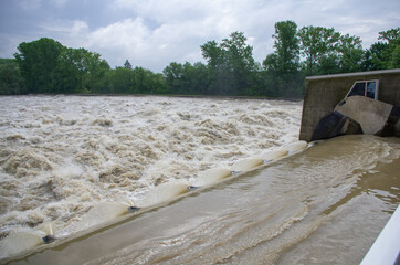 Hochwasser an Staustufe / Schleuse in einem Fluss - Blick in einer offene Schleuse