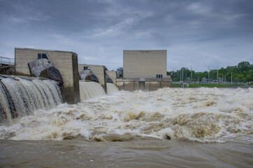 Offener Schleusen an einer Staustufe bei einem Elektrizitätswerk - Hochwasser / Überschwemmung