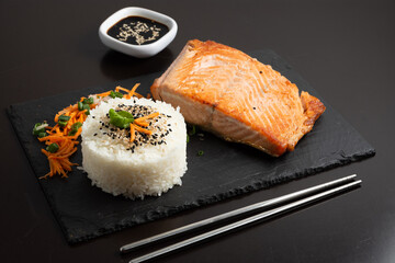 salmon grillado con arroz