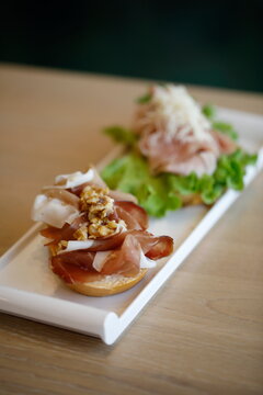 tartina con prosciutto