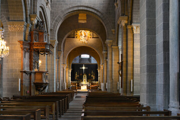 Fototapeta na wymiar Allée centrale vers l'autel à la vierge noire cathédrale du Puy-en-Velay (43000), département de Haute-Loire en région Auvergne-Rhône-Alpes, France