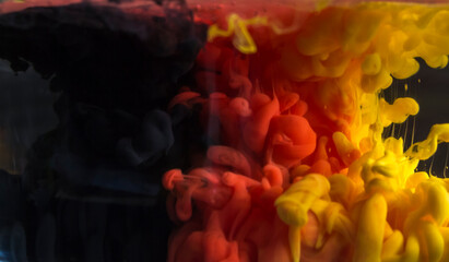 Schwarz, Rot & Gelbe Acrylfarbe erzeugt Abstrakte Gebilde in Wasser