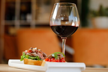 tartina con calice di vino