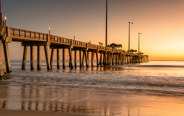 Obraz premium Jennette's Fishing Pier in Nags Head North Carolina at sunrise.