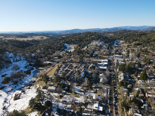 Naklejka premium Aerial view of historic Downtown City of Julian during snow day. Famous for it's apple pies, and the Wilcox Building.California, USA
