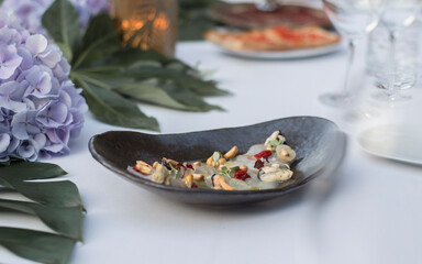 Racion de mejillones en un catering de lujo