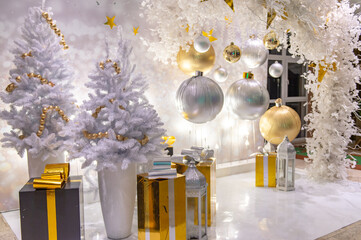 White and gold christmas decorations indoors