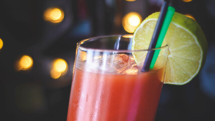 Cocktail de vodka con zumo de tomate